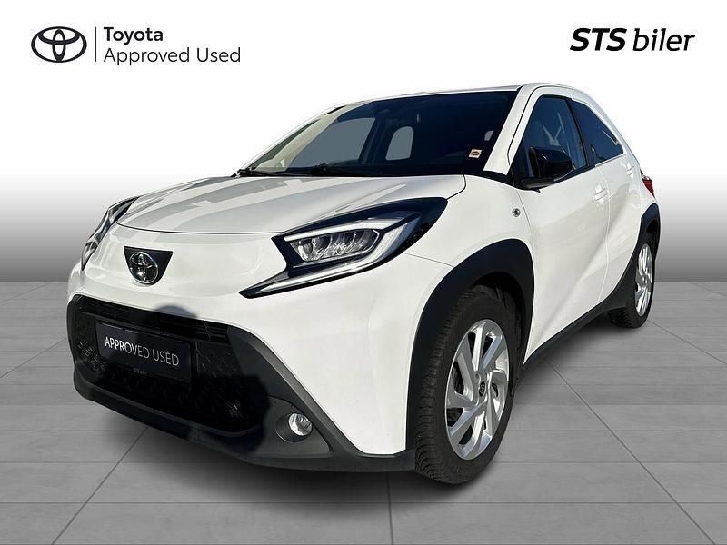 Pure white Brugt 2023 Toyota Aygo Active Hatchback | 139.995 kr. (Lidt for dyr) - Billede 1/3