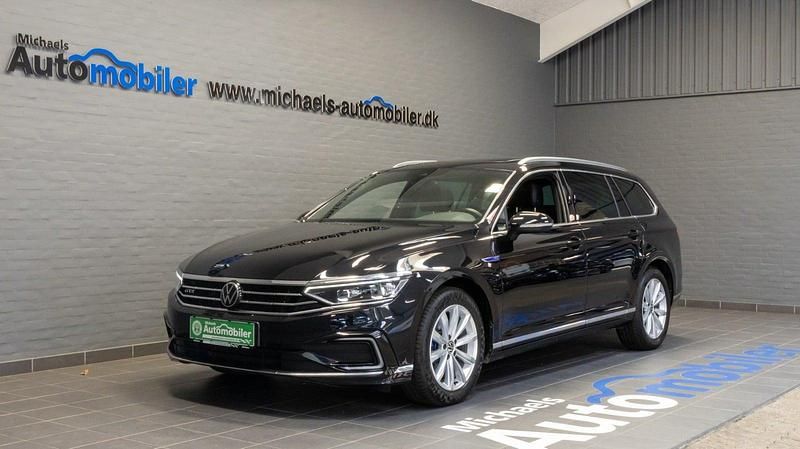 Sortmetal Brugt 2023 VW Passat GTE Stationcar | 309.900 kr. - Billede 1/4