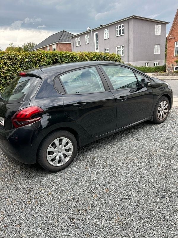Sort Brugt 2015 Peugeot 208 Active Hatchback | 62.000 kr. (Fair pris) - Billede 1/4