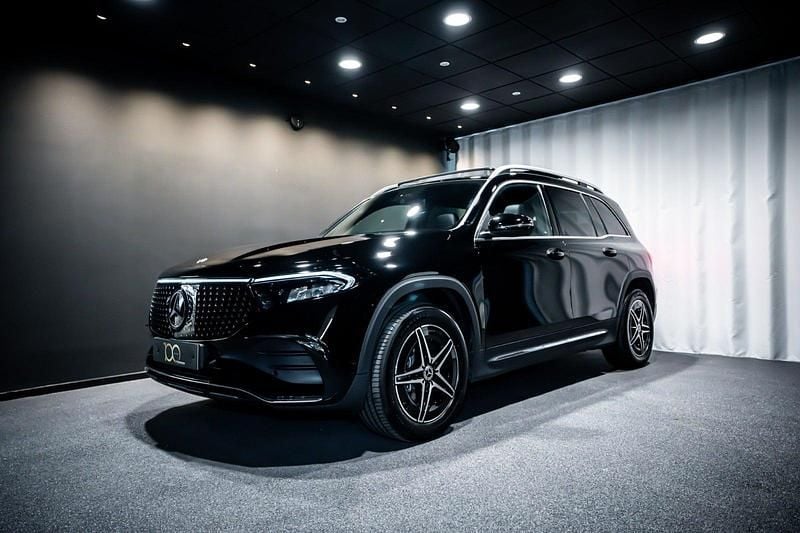 Farve: sort Brugt 2025 Mercedes EQB250+ AMG SUV | 389.900 kr. (Dyr) - Billede 1/4