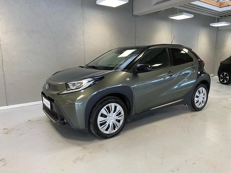 Groen/sortmetal Brugt 2024 Toyota Aygo X Design SUV | 144.400 kr. (Super pris) - Billede 1/4