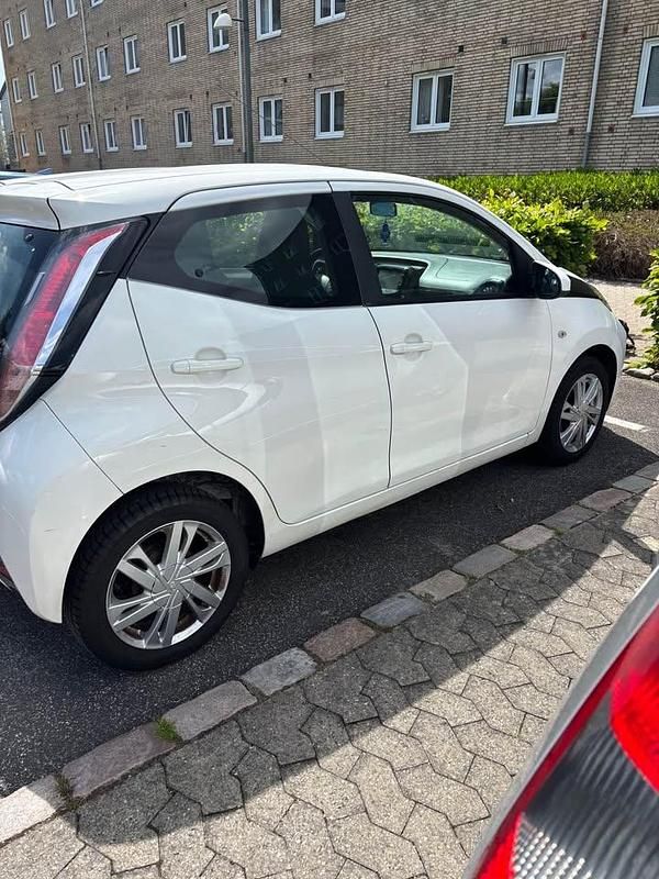 Brugt Toyota Aygo 69 HK (50 kW) 2014 Hvid Hatchback
