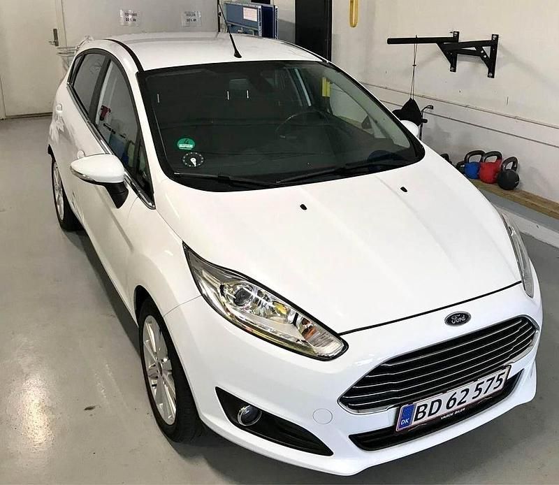 Hvid Brugt 2016 Ford Fiesta Titanium Hatchback | 54.990 kr. (God pris) - Billede 1/4
