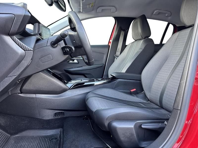 Brugt Peugeot e-208 Allure 100 kW (136 HK) 2023 Rød Hatchback