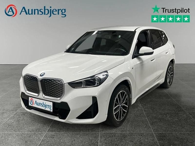 Hvid Brugt 2024 BMW iX1 M Sport SUV | 319.500 kr. (Fair pris) - Billede 1/4