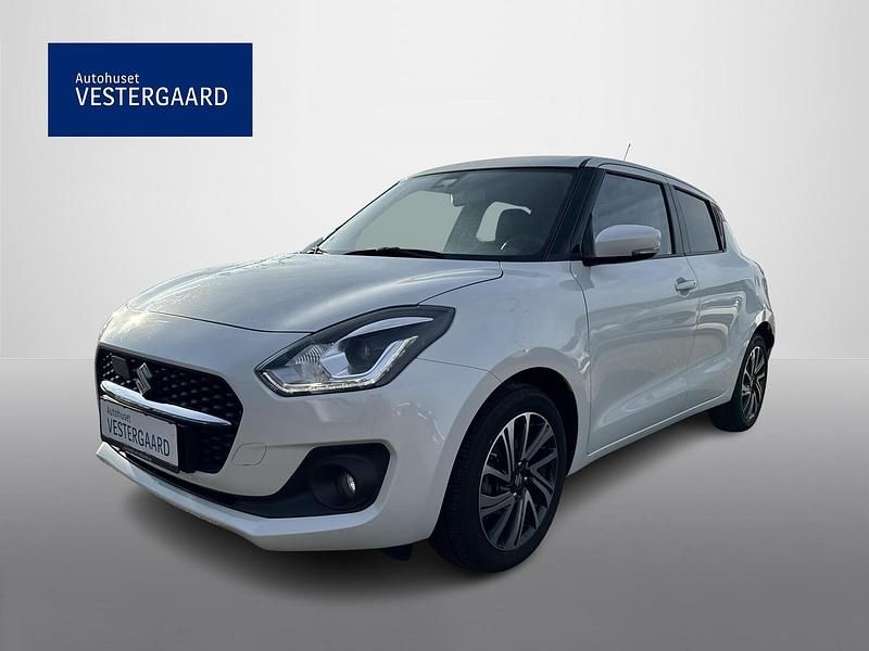 Hvid Brugt 2023 Suzuki Swift Exclusive Hatchback | 154.600 kr. (Fair pris) - Billede 1/4