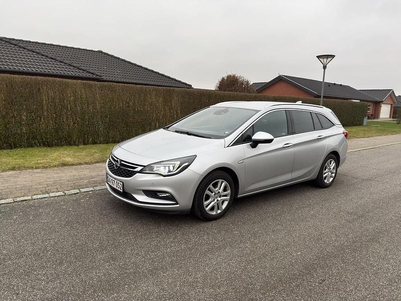 Sølvmetal Brugt 2016 Opel Astra Dynamic Stationcar | 74.900 kr. (God pris) - Billede 1/4