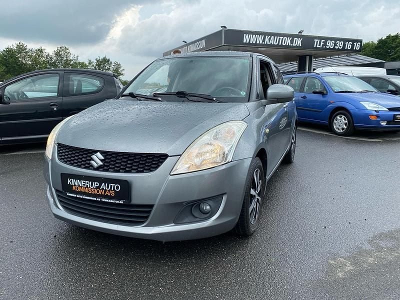 Grå metal Brugt 2011 Suzuki Swift GL Hatchback | 37.900 kr. (Fair pris) - Billede 1/4