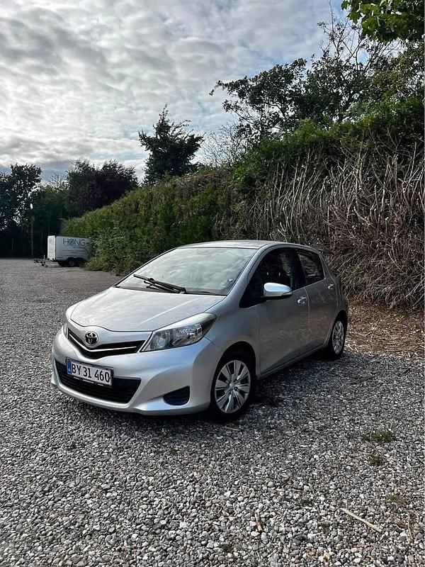 Grå Brugt 2014 Toyota Yaris MPV | 65.000 kr. (Fair pris) - Billede 1/4