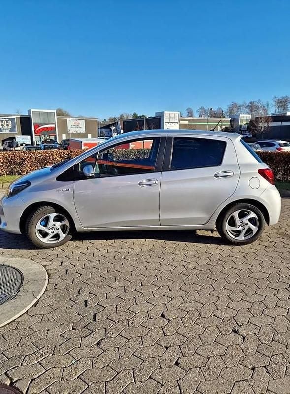 Brugt 2016 Toyota Yaris Hybrid H2 Hatchback | 90.000 kr. (God pris) - Billede 1/4