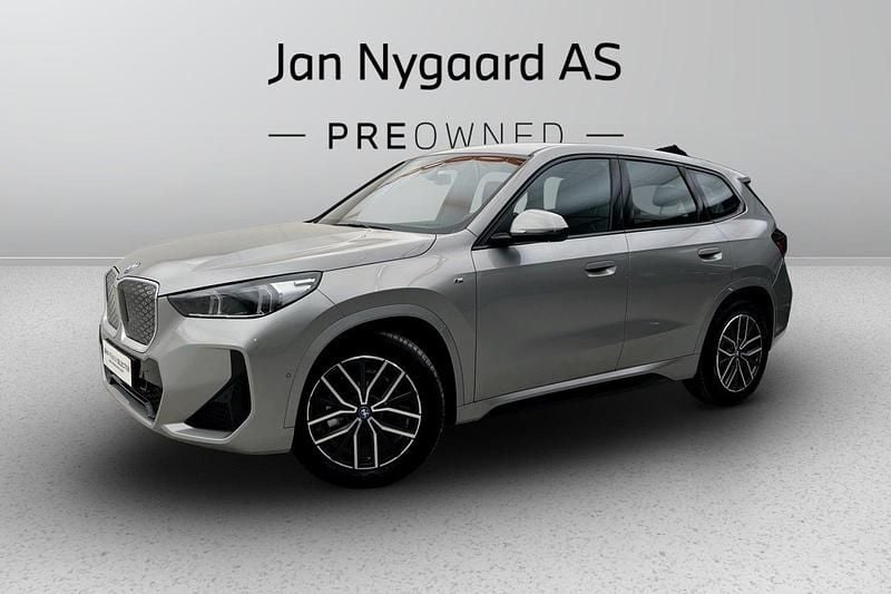 Sølvmetal Brugt 2025 BMW iX1 M Sport SUV | 344.000 kr. (Fair pris) - Billede 1/3