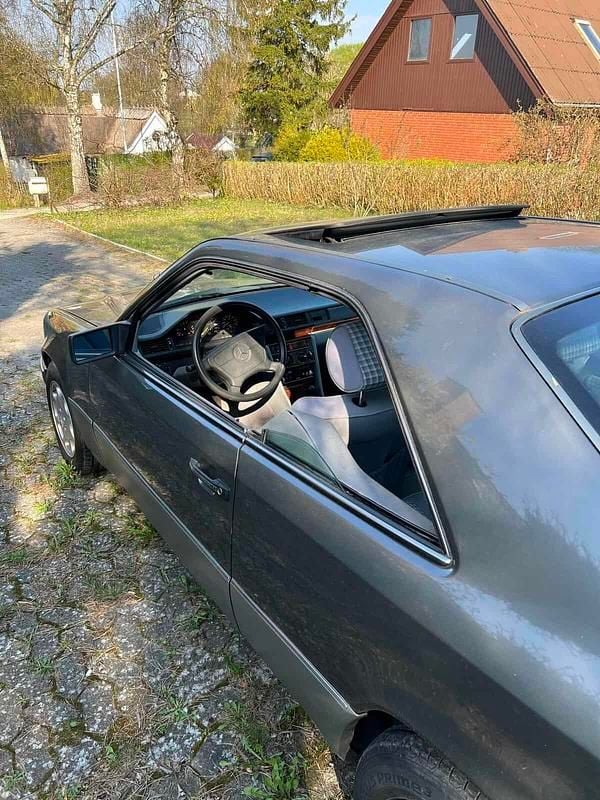 Brugt Mercedes E220 150 HK (110 kW) 1993 Guld Coupe