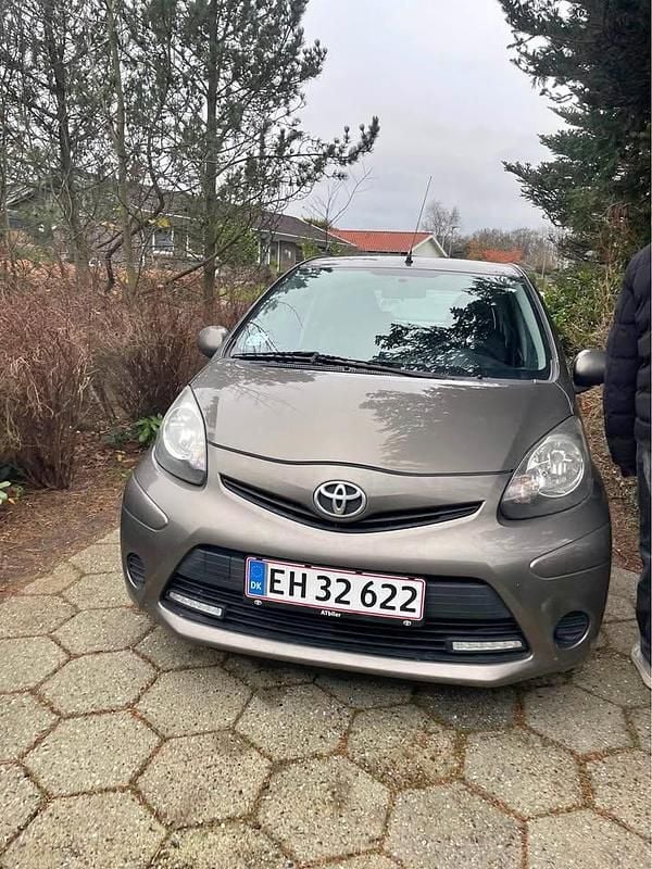 Brun Brugt 2012 Toyota Aygo Hatchback | 26.000 kr. (God pris) - Billede 1/4