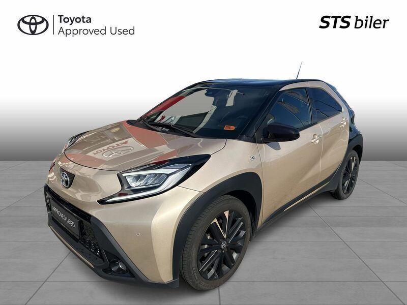 Ginger beige/night sky black Brugt 2023 Toyota Aygo Design Hatchback | 159.995 kr. (Dyr) - Billede 1/3