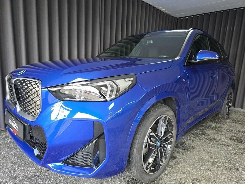 Blåmetal Brugt 2024 BMW iX1 M Sport SUV | 349.800 kr. (Fair pris) - Billede 1/4