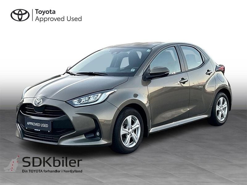 Oxide bronze Brugt 2023 Toyota Yaris Hybrid Active Hatchback | 219.900 kr. (Lidt for dyr) - Billede 1/3