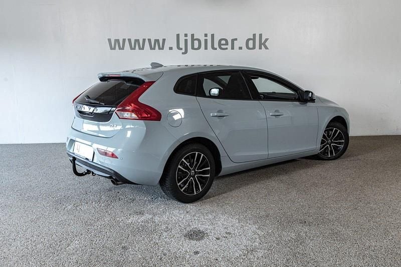 Brugt Volvo V40 Momentum 150 HK (110 kW) 2017 Turkis Hatchback