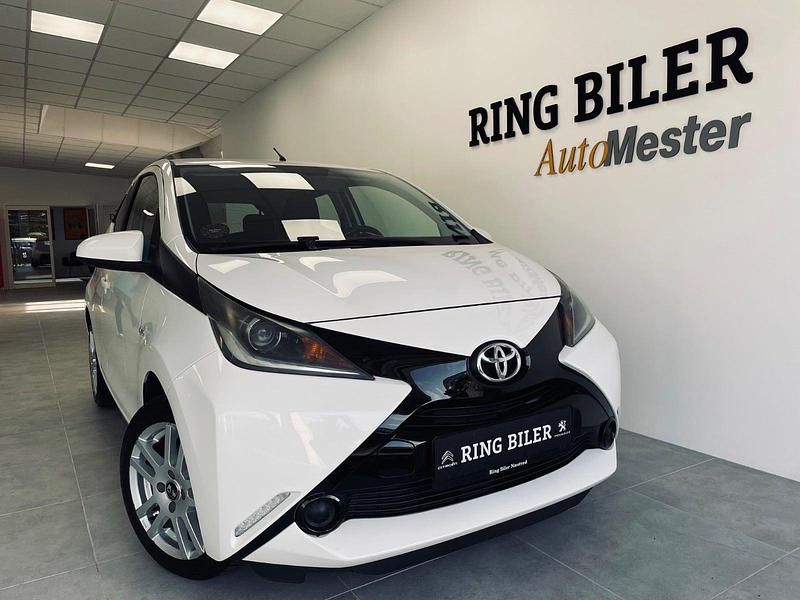 Hvid Brugt 2015 Toyota Aygo X-play Hatchback | 59.800 kr. (Fair pris) - Billede 1/4