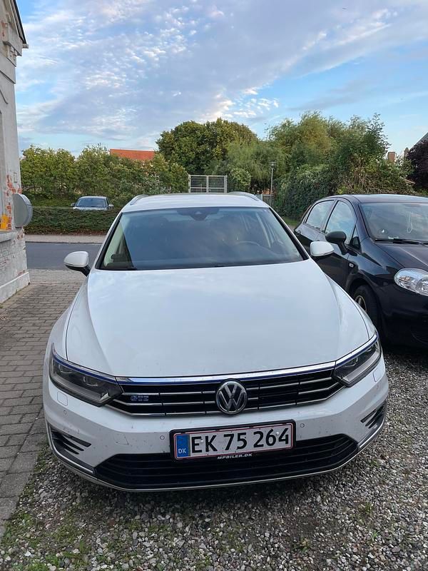 hvid Brugt 2018 VW Passat GTE Stationcar | 185.800 kr. (Lidt for dyr) - Billede 1/10