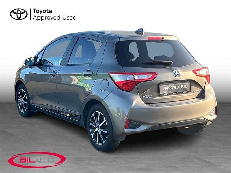 Brugt Toyota Yaris Hybrid H3 100 HK (73 kW) 2019 Grå metal Hatchback