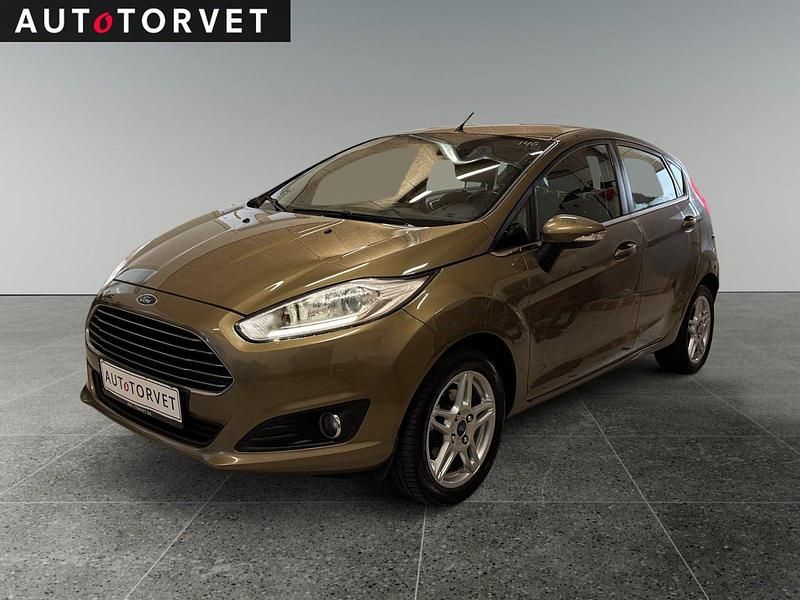 Champagnemetal Brugt 2014 Ford Fiesta Titanium Hatchback | 49.700 kr. (God pris) - Billede 1/4