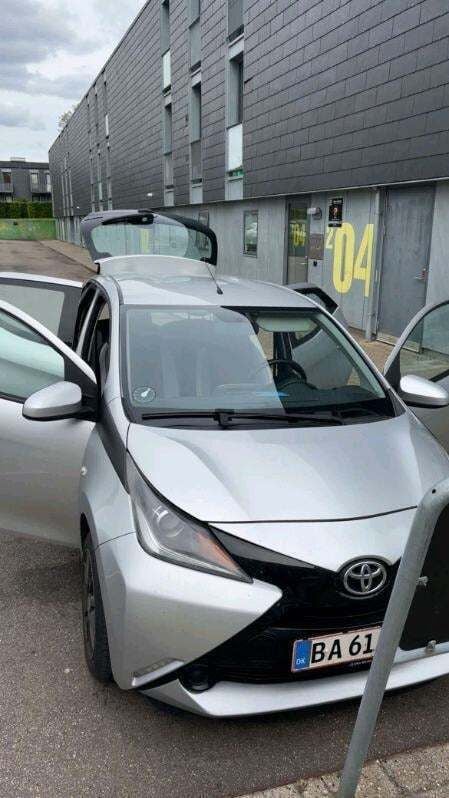 Sølvmetal Brugt 2016 Toyota Aygo Hatchback | 44.900 kr. (Super pris) - Billede 1/3