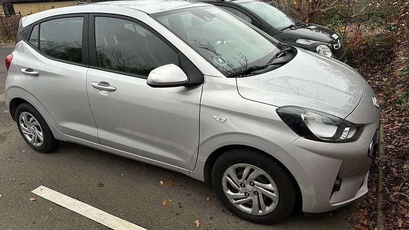 Sølvmetal Brugt 2021 Hyundai i10 Essential Hatchback | 78.990 kr. (God pris) - Billede 1/4