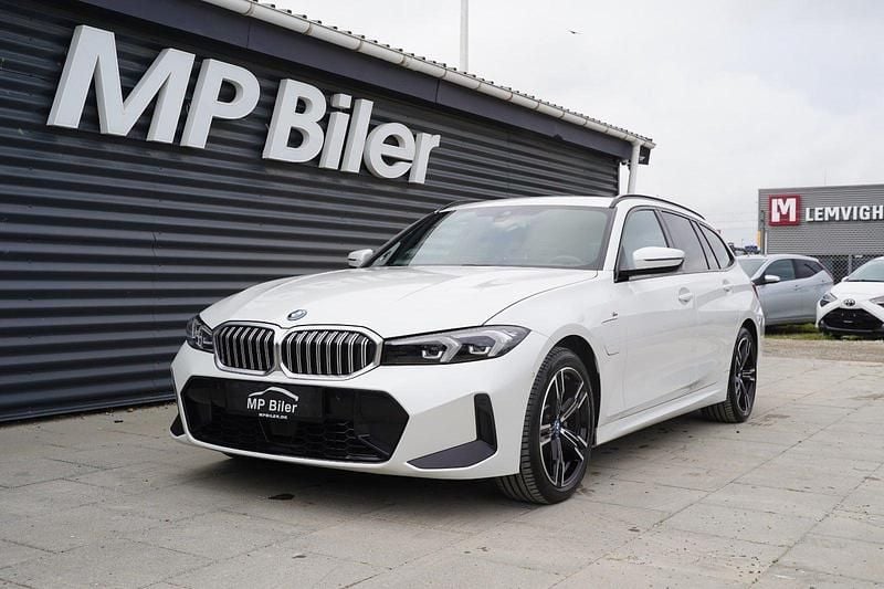Hvid Brugt 2023 BMW 320e M Sport Stationcar | 369.900 kr. - Billede 1/4