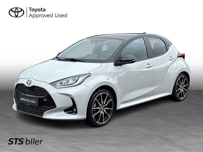 Dynamic grey metal / black Brugt 2022 Toyota Yaris Sport Hatchback | 234.900 kr. (Fair pris) - Billede 1/4