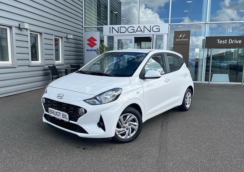 Atlas white Brugt 2023 Hyundai i10 Essential Hatchback | 129.900 kr. (Fair pris) - Billede 1/4
