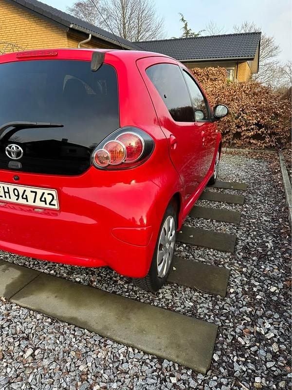 Brugt Toyota Aygo 68 HK (50 kW) 2013 Rød Hatchback
