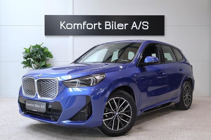 Blåmetal Brugt 2024 BMW iX1 M Sport SUV | 349.900 kr. (Fair pris) - Billede 1/4