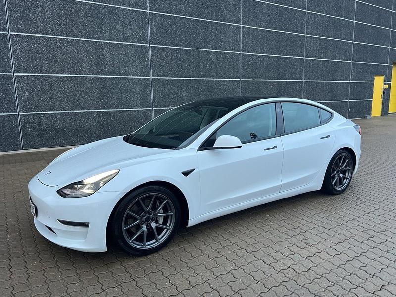 Hvidmetal Brugt 2022 Tesla Model 3 Long Range AWD Sedan | 214.900 kr. (God pris) - Billede 1/4