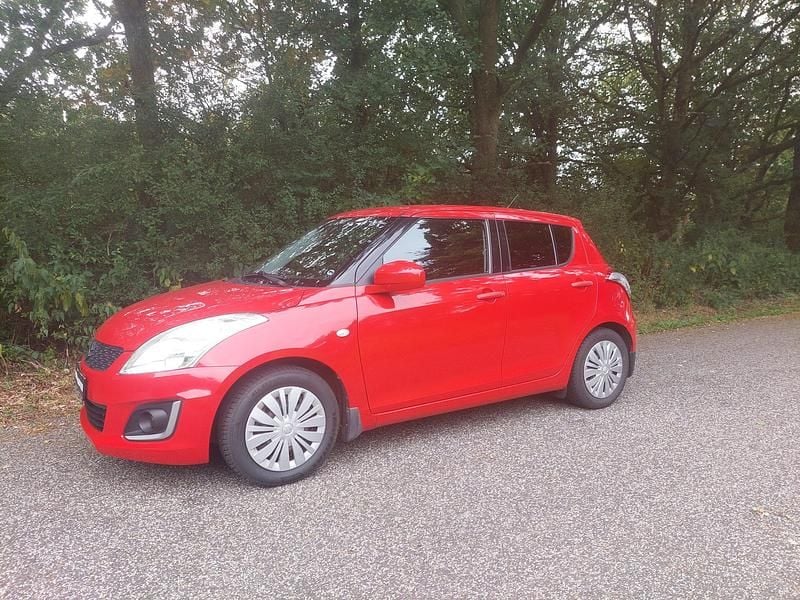Farve: sortmetal Brugt 2014 Suzuki Swift Club Hatchback | 55.900 kr. - Billede 1/4