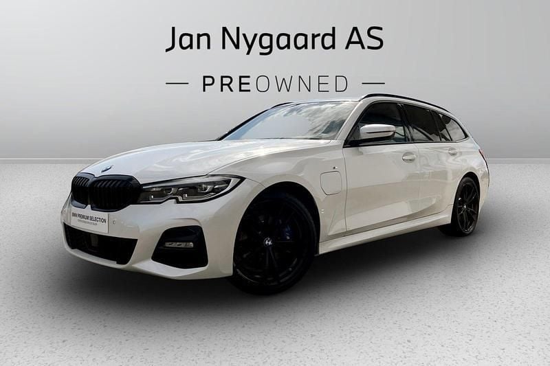 Hvidmetal Brugt 2021 BMW 330e M Sport Stationcar | 359.000 kr. (Fair pris) - Billede 1/4