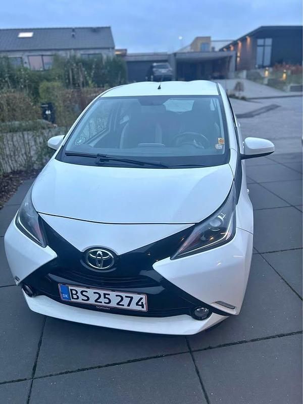 Hvid Brugt 2016 Toyota Aygo Hatchback | 55.000 kr. (God pris) - Billede 1/4