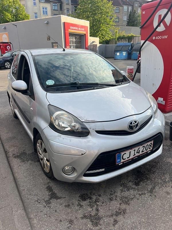 Sølvmetal Brugt 2013 Toyota Aygo Hatchback | 19.900 kr. (Super pris) - Billede 1/3