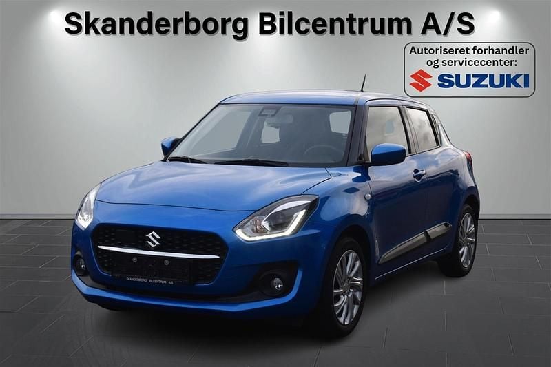 Speedy blue met. Brugt 2023 Suzuki Swift Action Hatchback | 134.900 kr. (Fair pris) - Billede 1/4