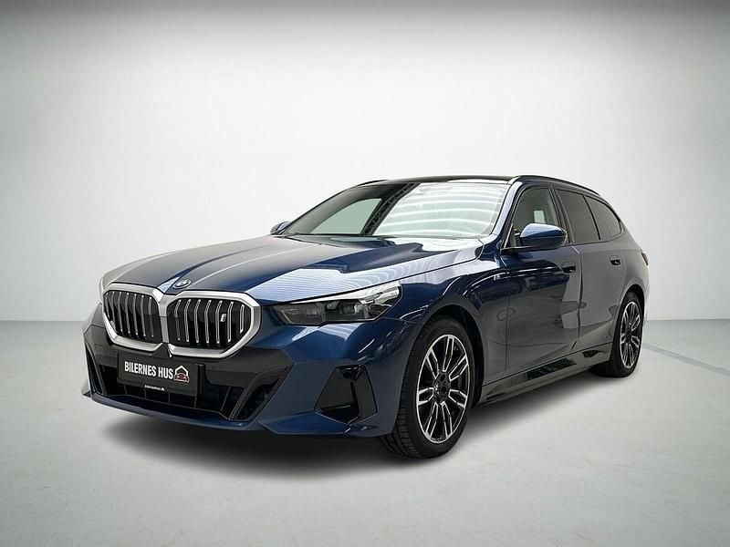 Blåmetal Brugt 2024 BMW i5 M Sport Stationcar | 559.900 kr. (Fair pris) - Billede 1/4