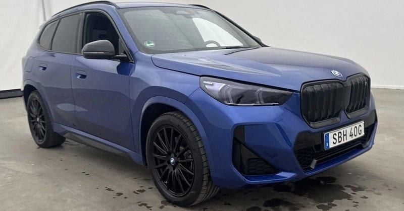 Blåmetal Brugt 2022 BMW iX1 M Sport SUV | 339.900 kr. (Super pris) - Billede 1/4