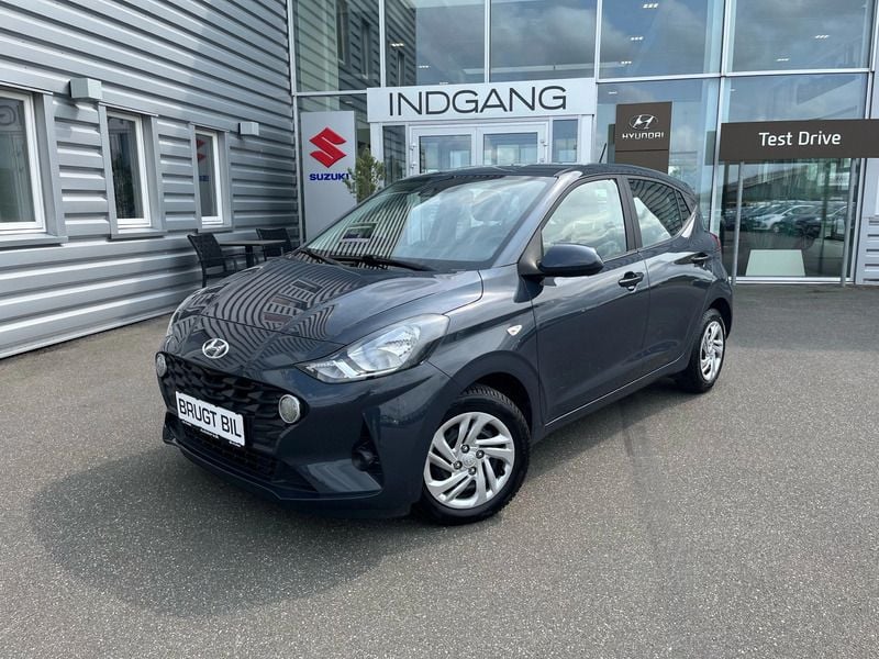 Aurora grey pearl Brugt 2023 Hyundai i10 Essential Hatchback | 134.900 kr. (Fair pris) - Billede 1/4