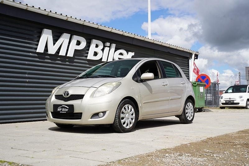 Beigemetal Brugt 2010 Toyota Yaris T2 Hatchback | 14.900 kr. (God pris) - Billede 1/4