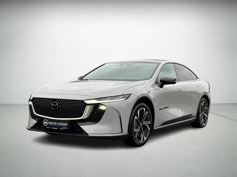 Grå Ny 2025 Mazda 6e Takumi-Line Sedan | 323.990 kr. (Lidt for dyr) - Billede 1/4