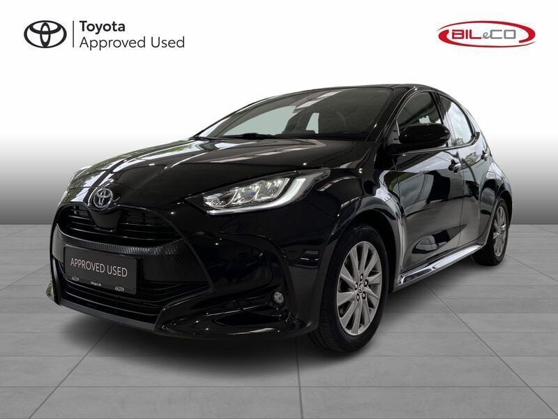 209 night sky black Brugt 2022 Toyota Yaris Hybrid Active Hatchback | 194.900 kr. (Fair pris) - Billede 1/4