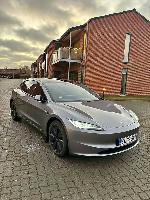 Grå Brugt 2025 Tesla Model 3 RWD Sedan | 279.900 kr. (Fair pris) - Billede 1/4
