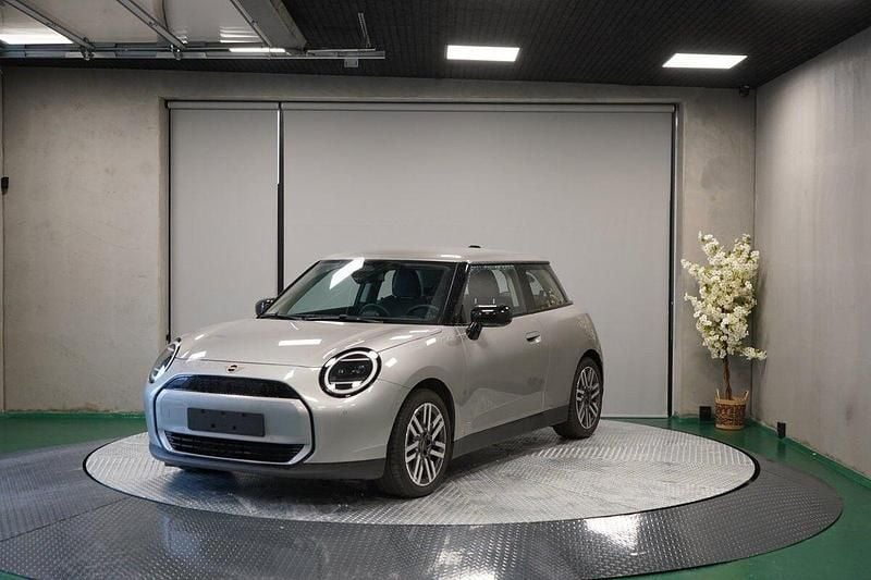 Sølvmetal Brugt 2024 Mini Cooper Classic Hatchback | 234.900 kr. - Billede 1/4