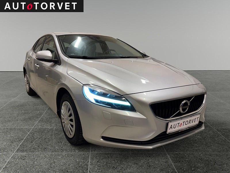 Brugt Volvo V40 Momentum 190 HK (139 kW) 2017 Sølvmetal Hatchback