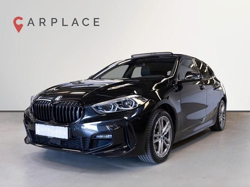 Sortmetal Brugt 2022 BMW 118 M Sport Hatchback | 299.900 kr. (Dyr) - Billede 1/4