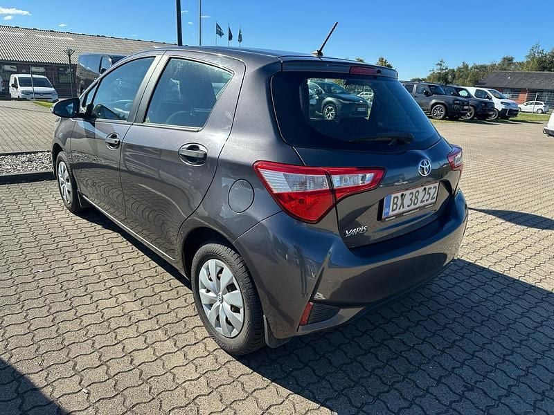 Koksgrå Brugt 2018 Toyota Yaris T1 Hatchback | 84.900 kr. (Fair pris) - Billede 1/4