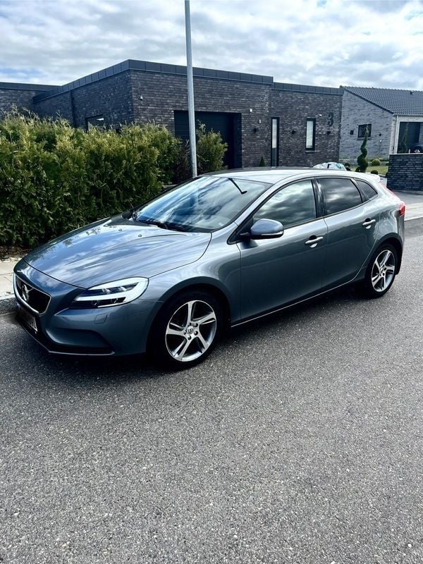 Grå Brugt 2016 Volvo V40 Momentum Stationcar | 139.900 kr. (Lidt for dyr) - Billede 1/15